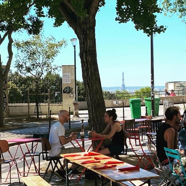 Charming Bright Sunny In Belleville París